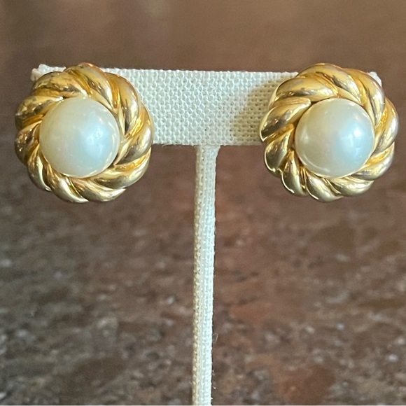 Boucles D'oreilles Clips Vintage Ciner New York - Perles Et Or - Bijou De Collection